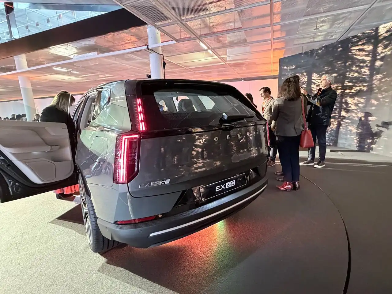 Volvo EX60 chega a Portugal em setembro com autonomia anunciada de 710 km 1 volvo ex60 traseira
