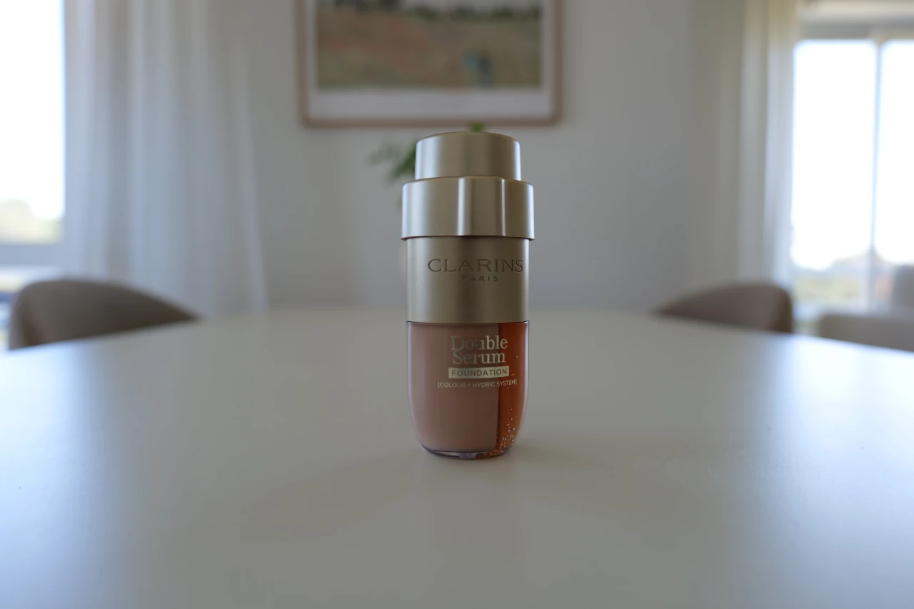 Double Serum Foundation, a primeira base bifásica com tecnologia de cuidado de pele da Clarins 1 Clarins Double Serum Foundation