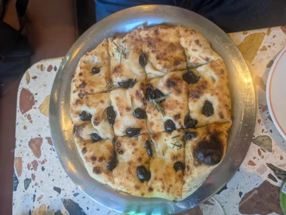 Cose di Mamma - Focaccia com Azeite de Alho, Azeitonas e Alecrim