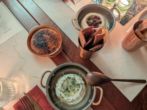 Ma&iacute;da - Labneh, Hummus e Feta Brul&eacute;e