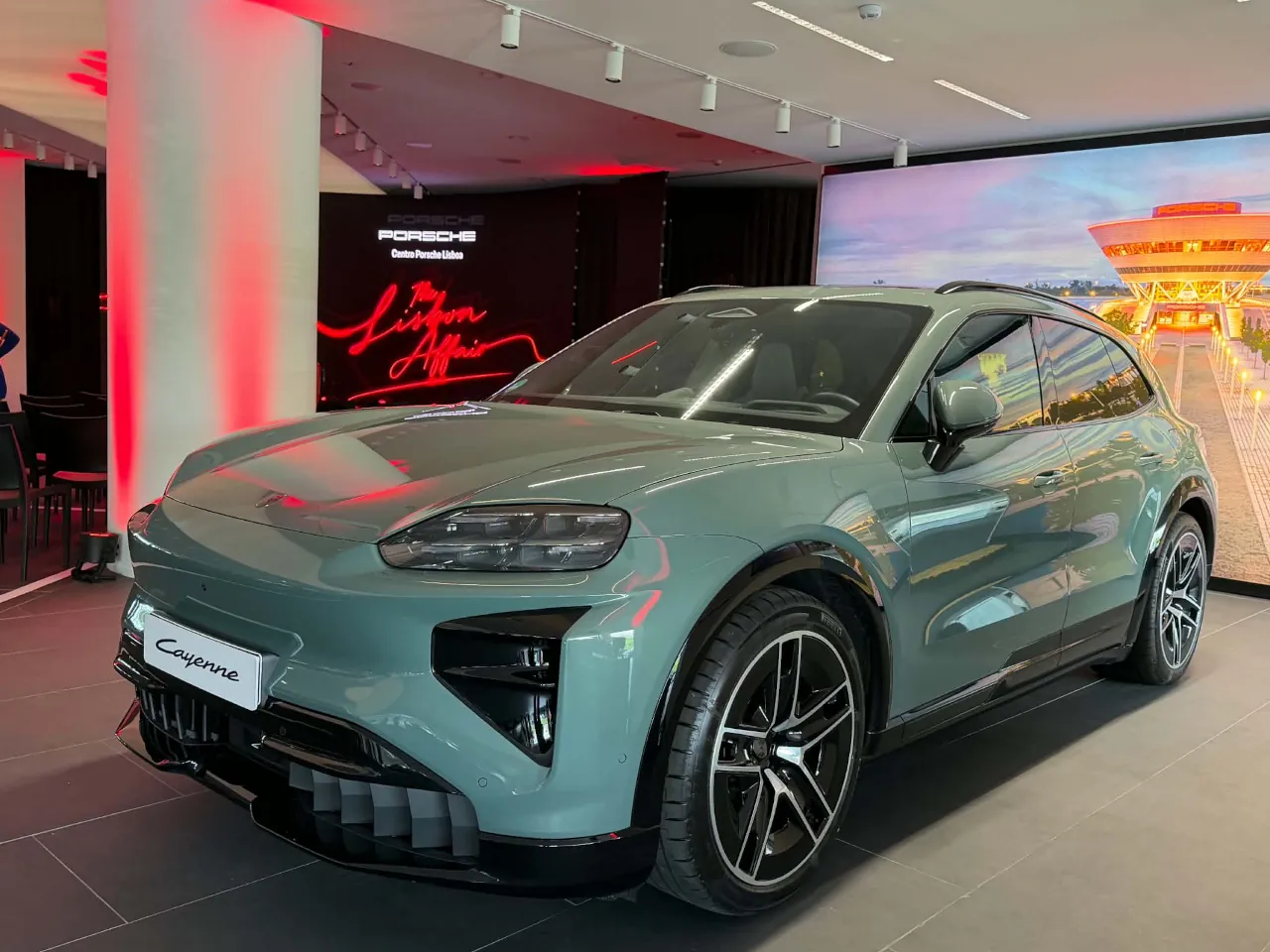 Porsche abre em Lisboa um espaço pensado para muito mais do que vender automóveis 1 Porsche Cayenne