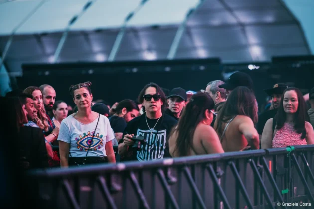 Joe Hahn dos Linkin Park no meio do p&uacute;blico