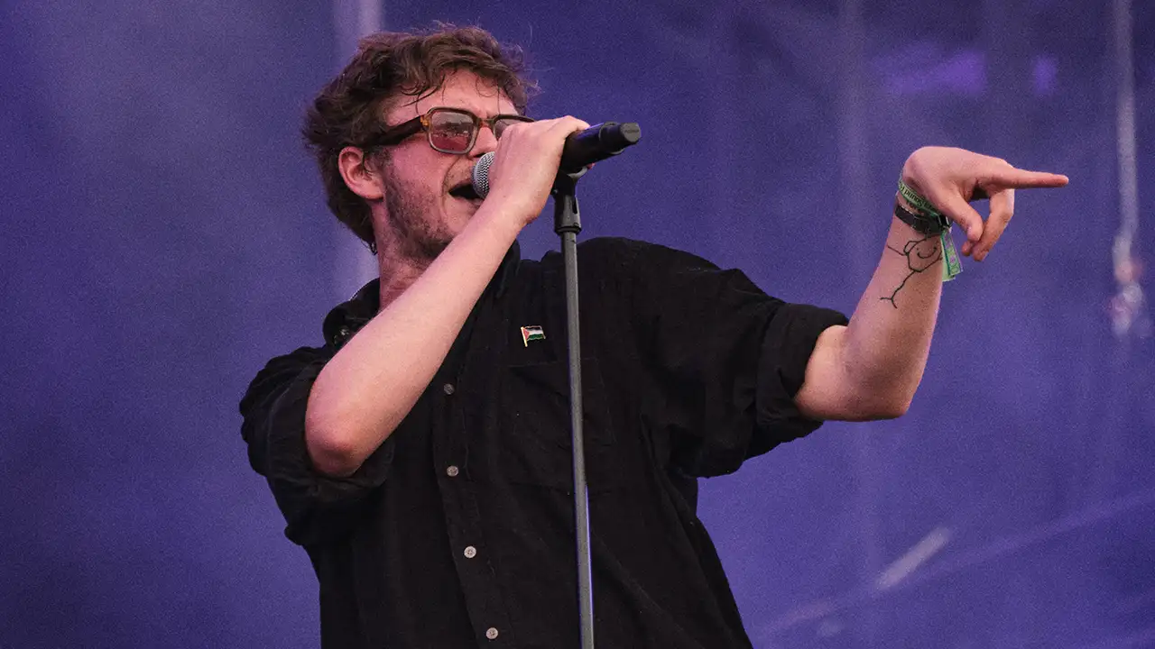 Primavera Sound Porto 2026, Dia 3 – O que é (inter) nacional é bom, e apesar de tudo nunca deixámos de acreditar 1 primavera sound Porto 2026 yard act emanuel canoilas