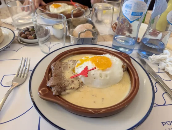 Portug&aacute;lia - bife com molho de mostarda