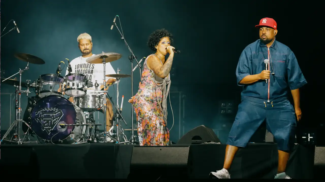 Terceiro e último dia do NOS Alive 2026: rock, kuduro e uma despedida em grande 3 nos alive 2026 buraka som sistema carlos mendes 2