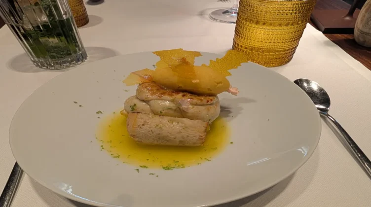 Bistr&ocirc;4 - Baba com gin e laranja, cremoso de citronella e manga