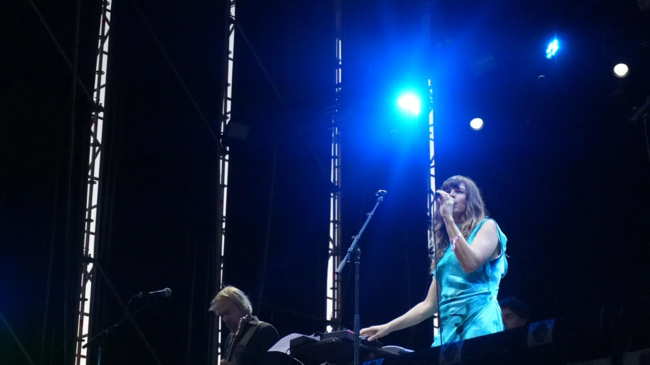 MEO Kalorama 2026, Dia 1 - Mulheres em força, a microtonalidade dos Angine de Poitrine e um Robbie Williams que entreteve à sua maneira 3 meo kalorama melody echo chamber