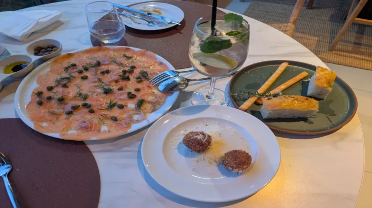 Osteria La Famiglia - Carpaccio de salm&atilde;o e Croquetas alla carbonara