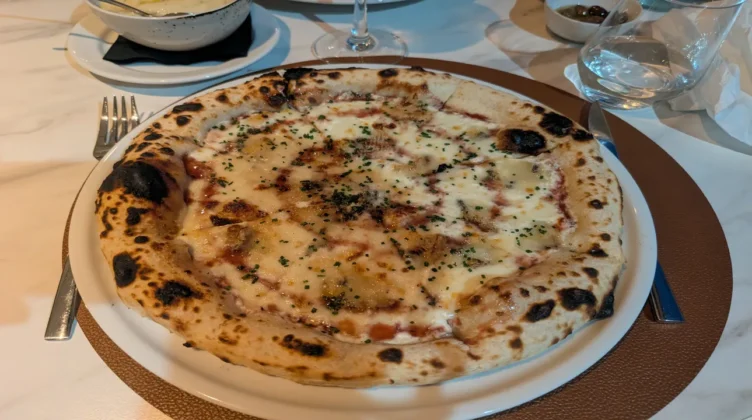 Osteria La Famiglia - Pizza 6 formaggio