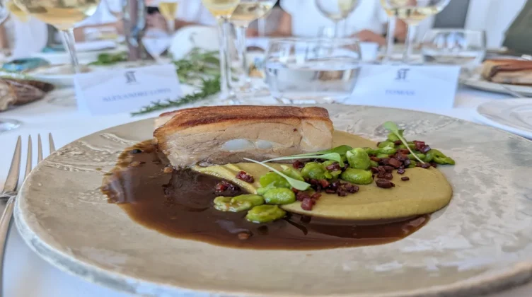 T&aacute;gide - Barriga de Leit&atilde;o fumada com favas, chouri&ccedil;o e molho de pimenta